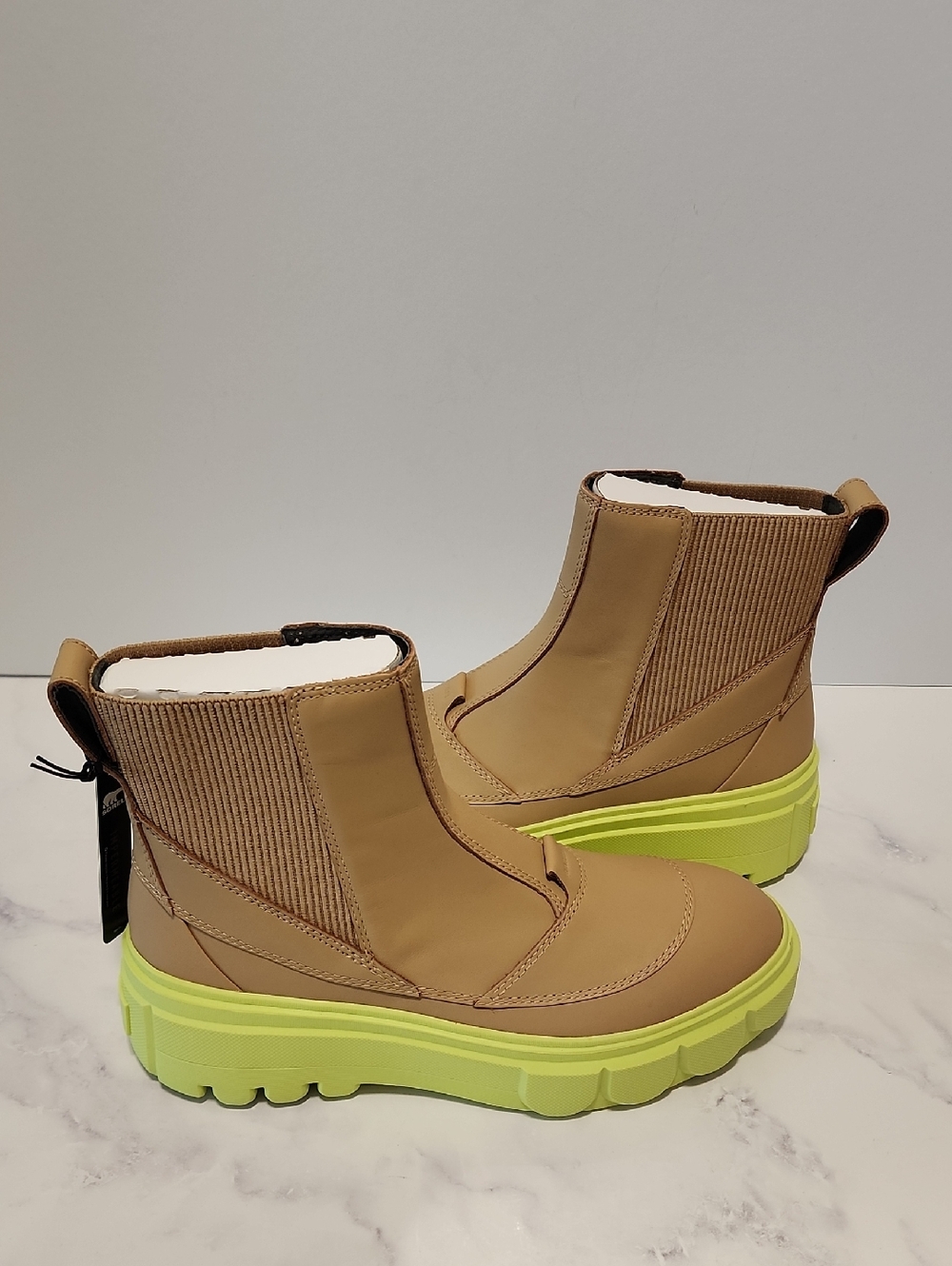 Sorel Caribou Chunky Tan Ankle Boots with Neon Green Platform Chelsea